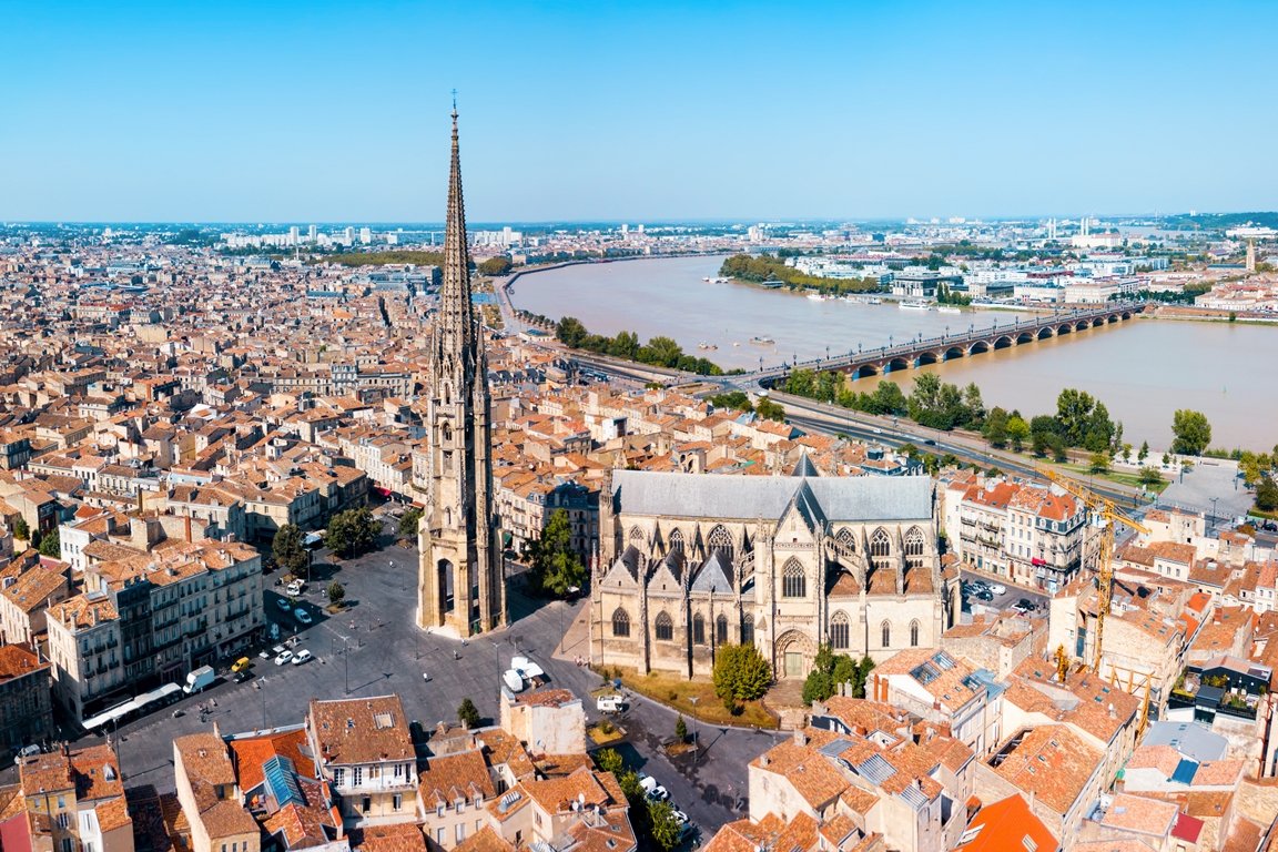 Stadt Bordeaux mit der Gironde - Heimat edelster Weine