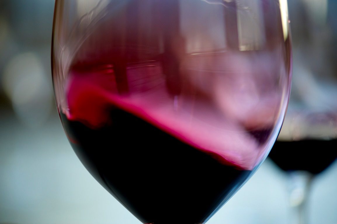 Sattes Rubinrot im Weinglas